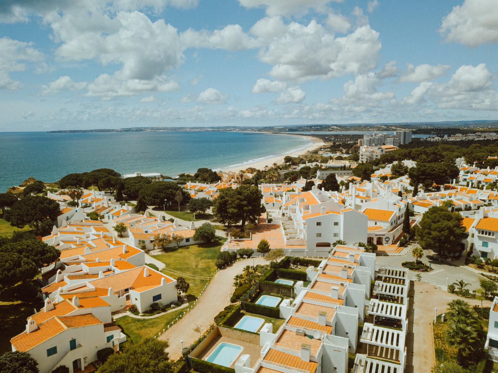 Modernes Hotelresort an der Algarve mit Pool und Atlantikblick