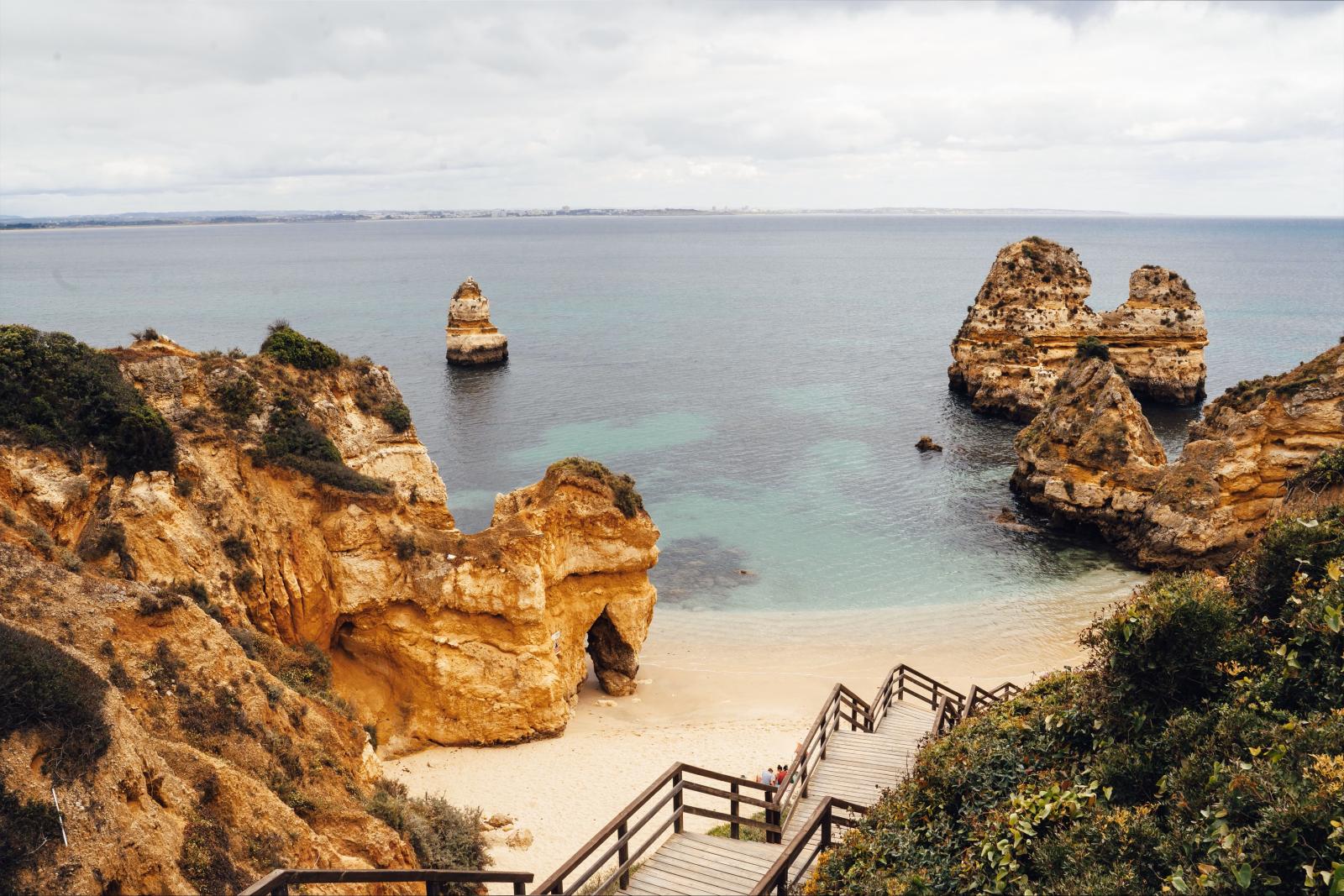 Atlantikküste Portugals mit Strand und Felsformationen