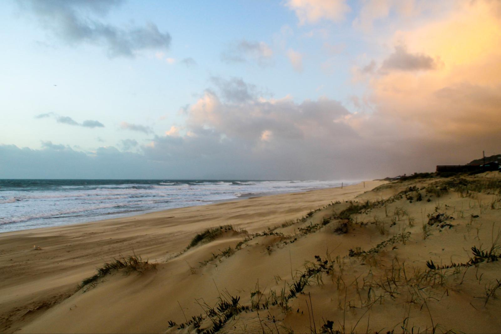 Portugiesischer Strand bei warmem Abendlicht