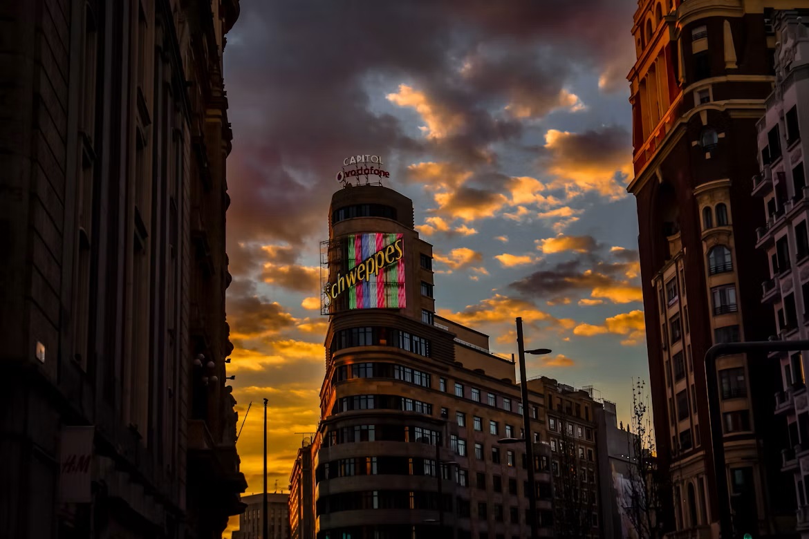 Madrid bei Nacht und beleuchtete Gran Vía