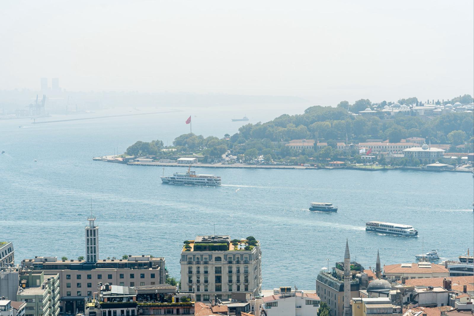 Bosporus in Istanbul mit Blick auf die Stadt