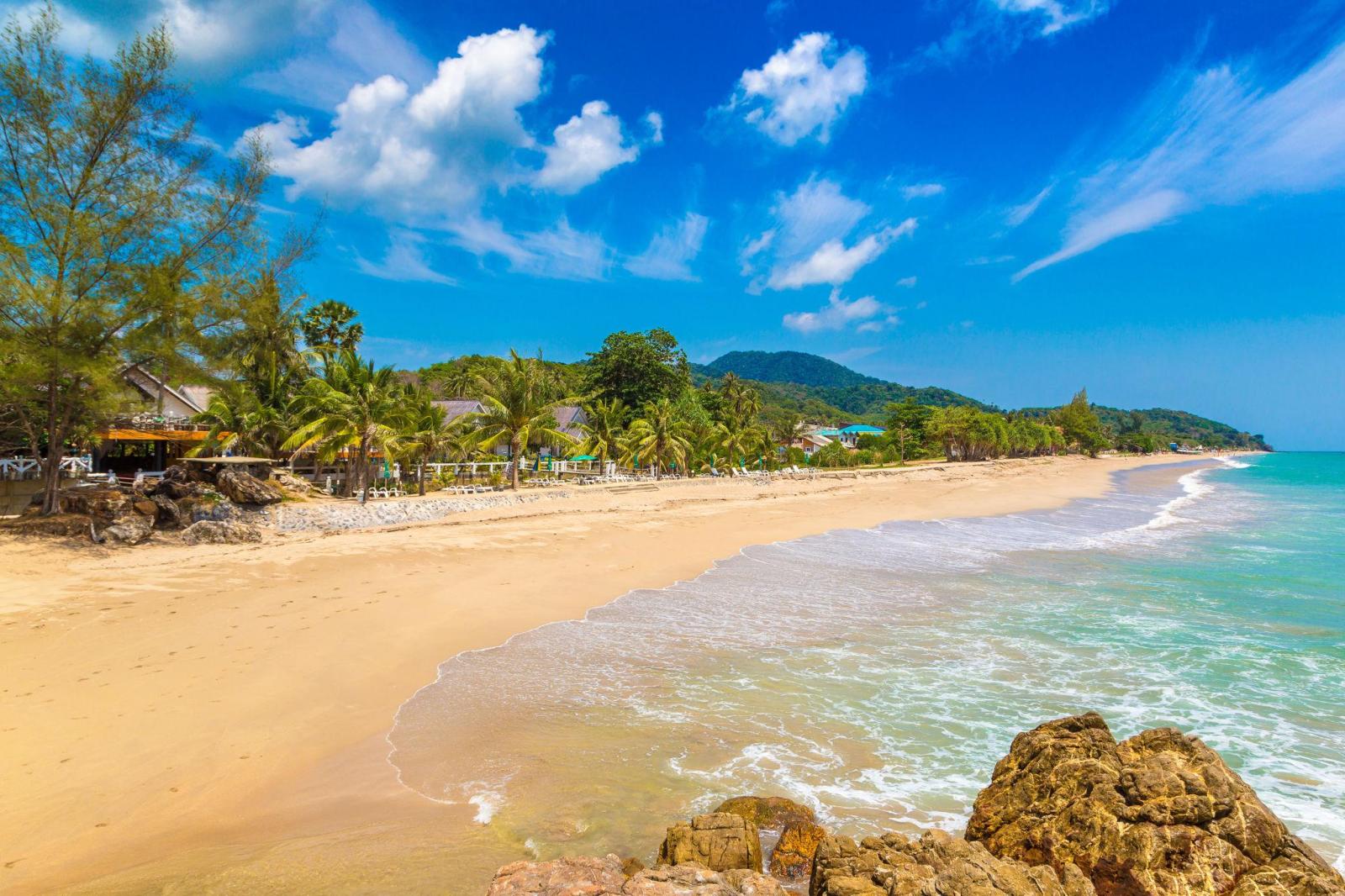 Sonnige Küstenlandschaft auf Koh Lanta in Thailand