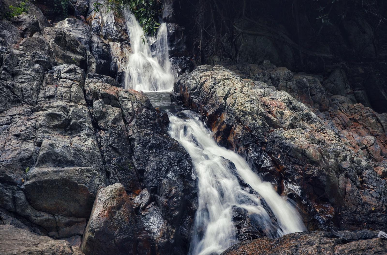 Koh Samui Natur – Wasserfall und tropische Vegetation im Inselinneren.