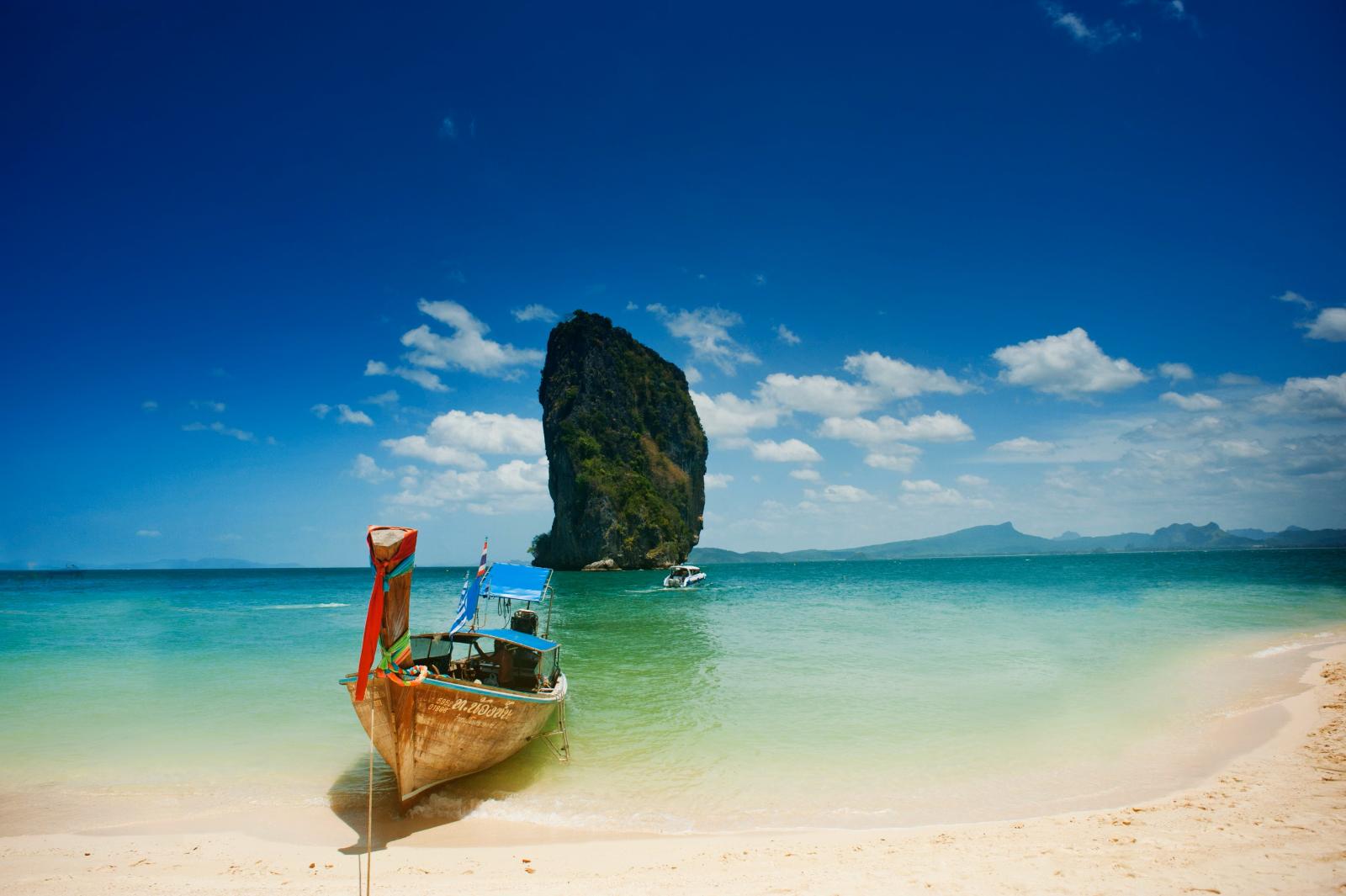 Tropische Insel in Thailand mit hellem Strand und klarem Meer