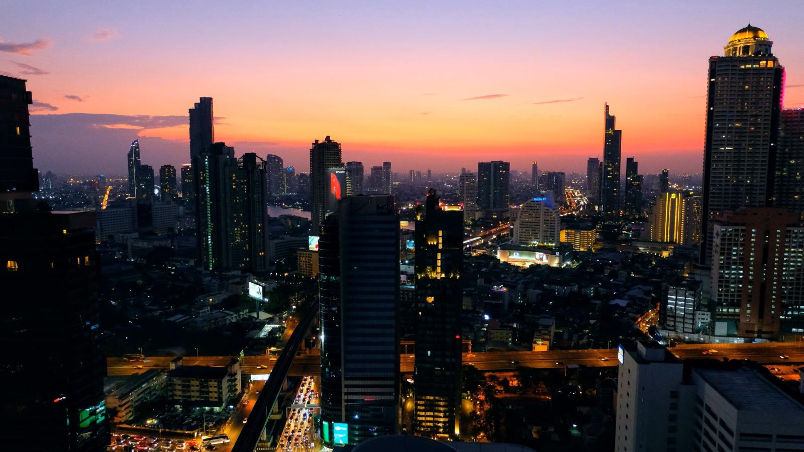Bangkok bei Nacht mit beleuchteten Gebäuden und Skyline