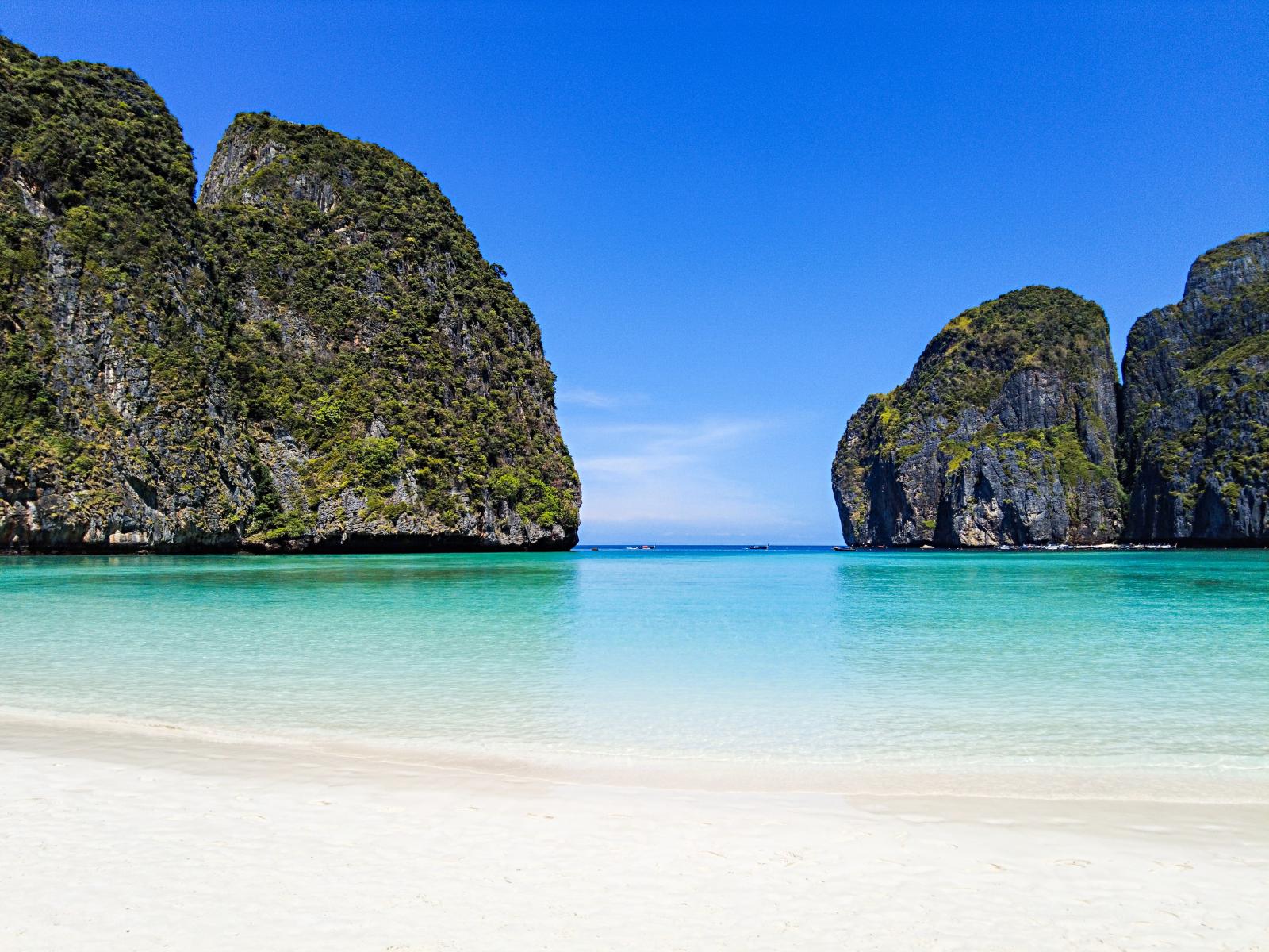 Maya Bay auf Koh Phi Phi Leh mit türkisfarbenem Wasser und imposanten Felsen