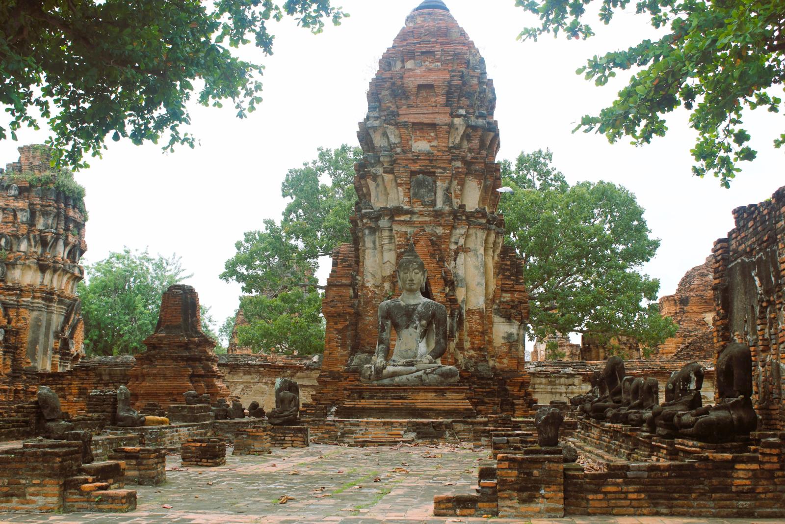 Historische Tempelruinen in Ayutthaya in Thailand