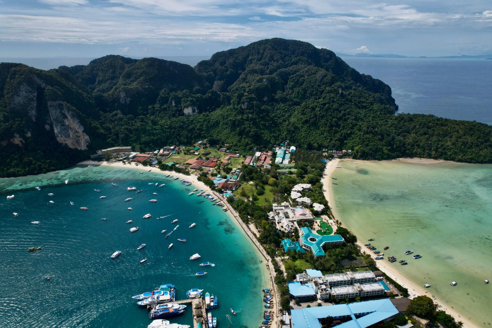 Aussicht vom Viewpoint auf Koh Phi Phi Don mit türkisblauen Buchten