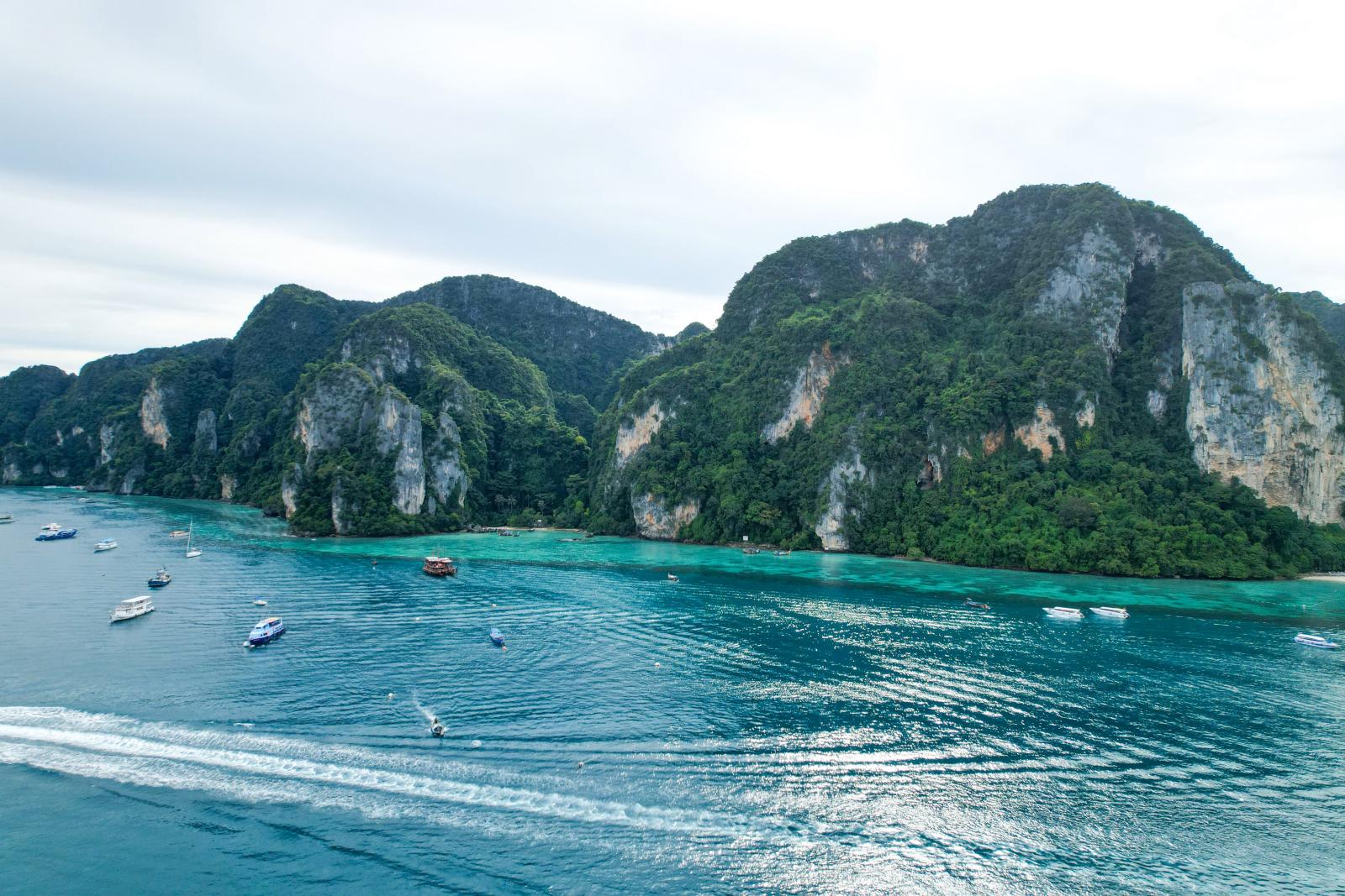Tropische Küstenlandschaft während einer Thailand-Rundreise