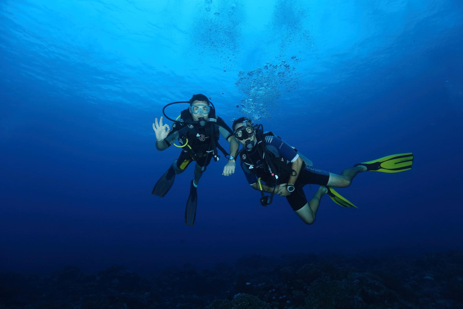 Schnorcheln im klaren Meer vor Koh Tao im Golf von Thailand
