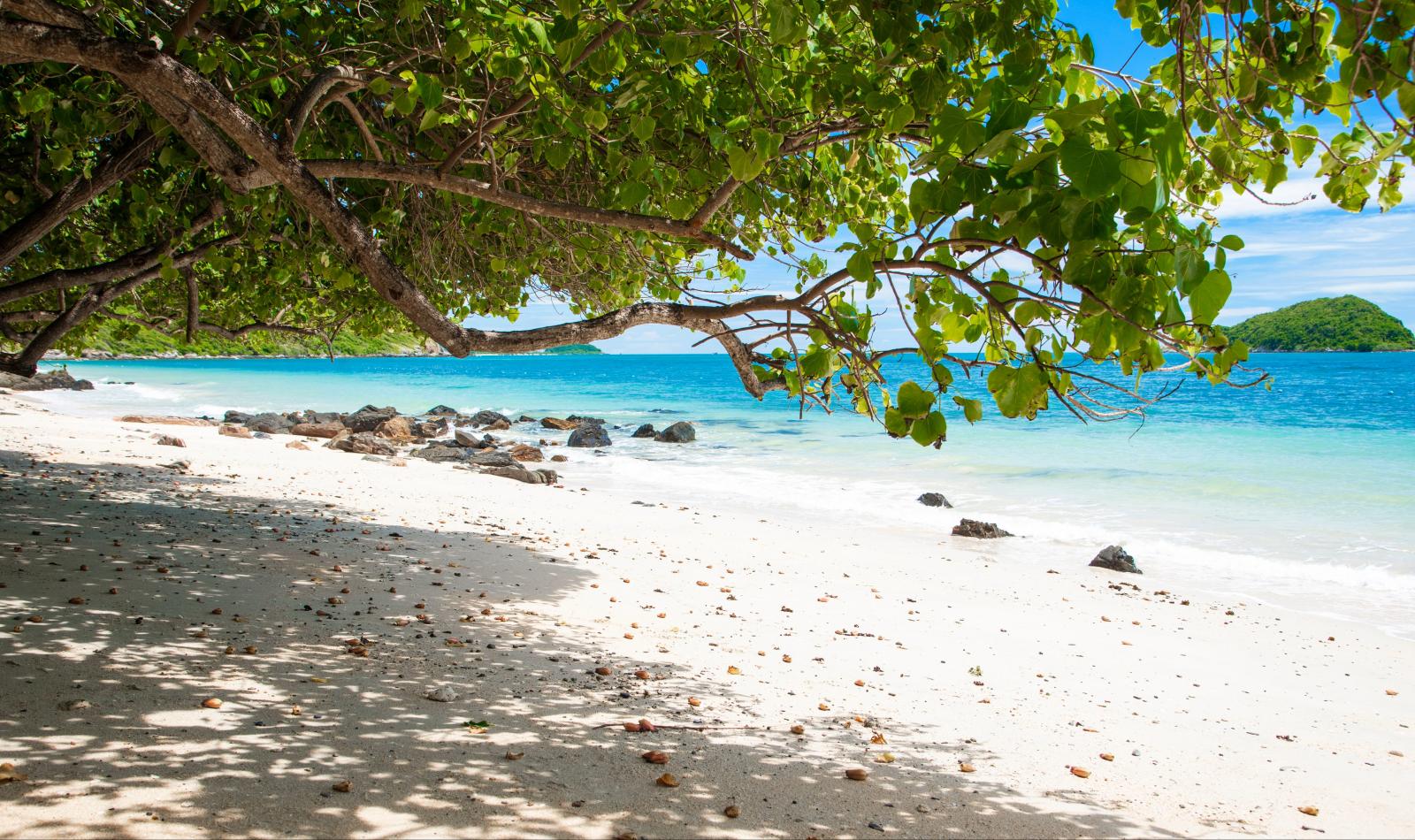Tropischer Strand für einen Familienurlaub in Thailand