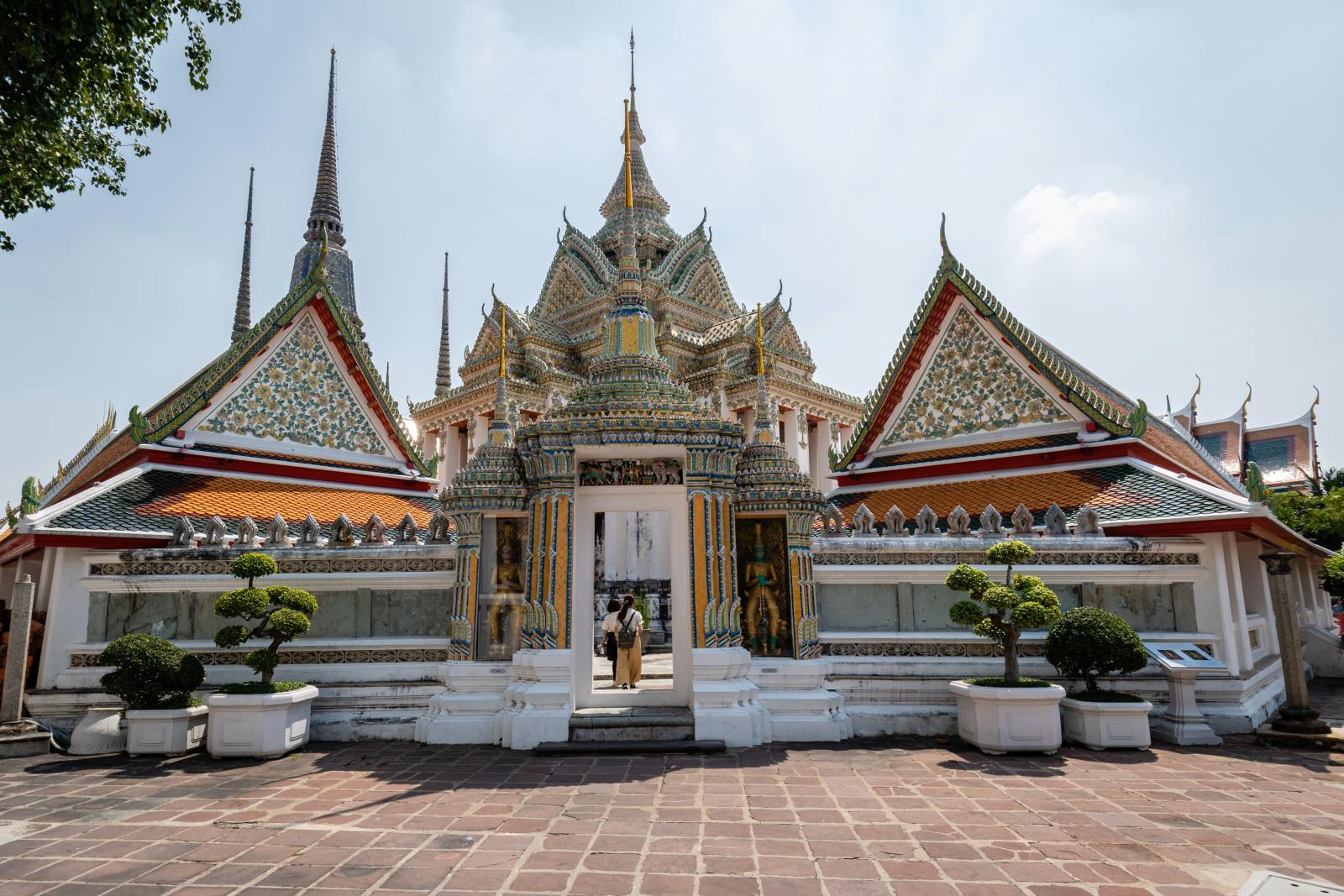 Schöne verzierte Architektur des Wat Pho Tempels in Bangkok, Thailand, unter klarem Himmel.