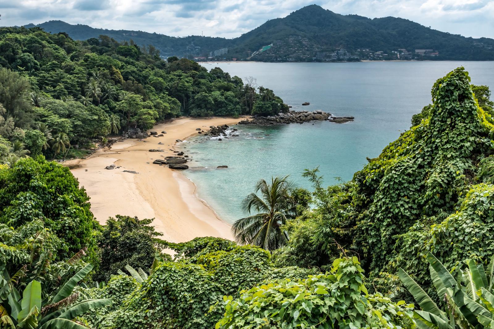 Traumstrand auf Phuket in Thailand mit tropischer Küstenlandschaft