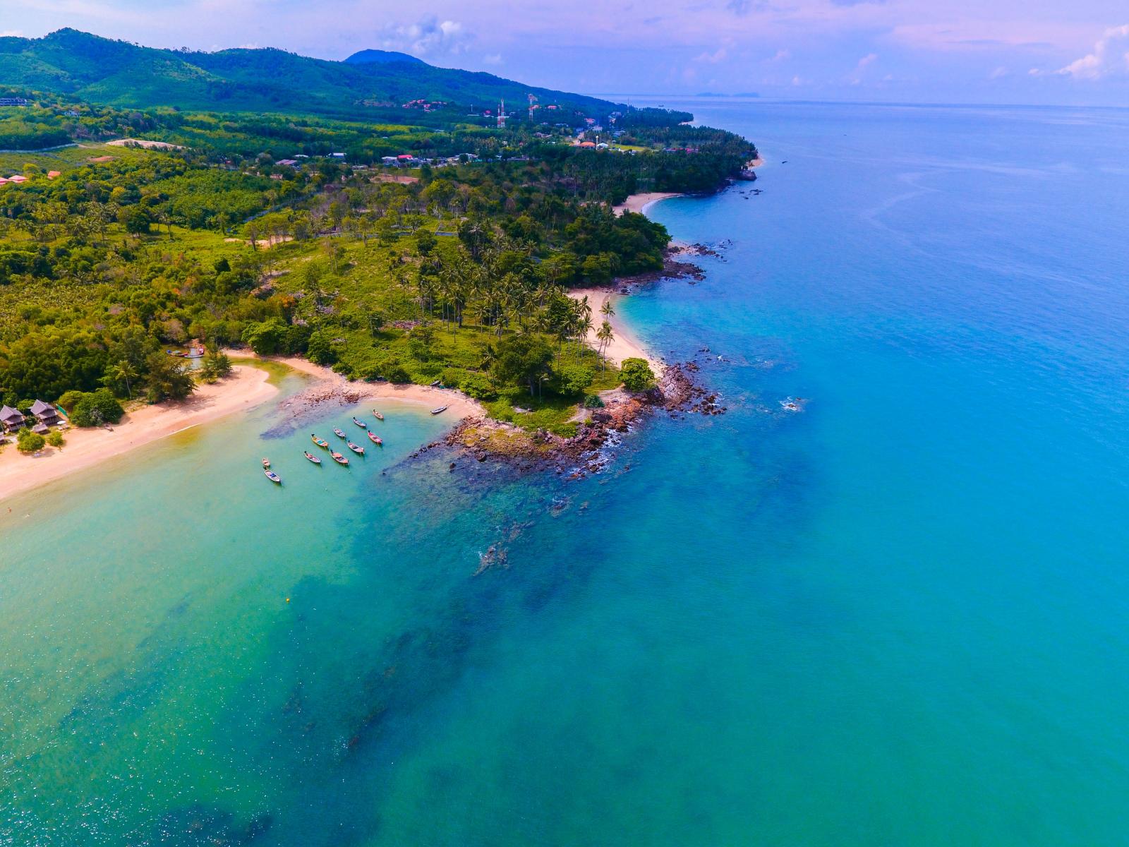 Tropischer Sandstrand auf Koh Lanta in Thailand