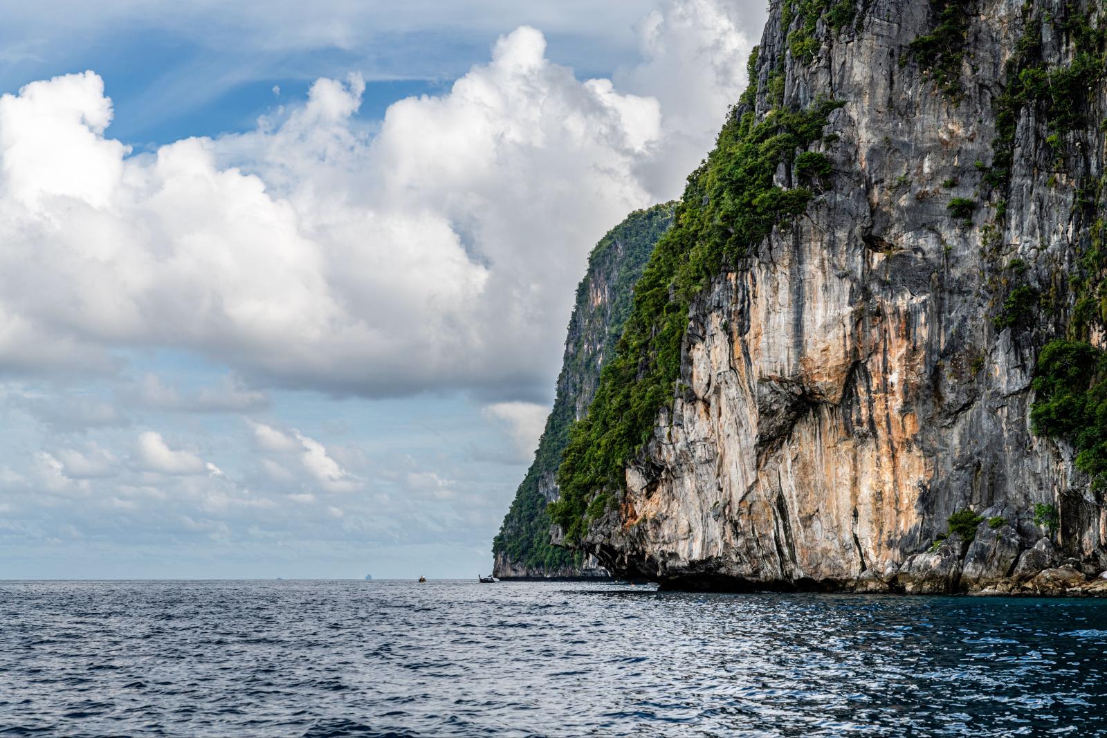 Krabi Sehenswürdigkeiten – tropische Natur und smaragdgrünes Wasser.