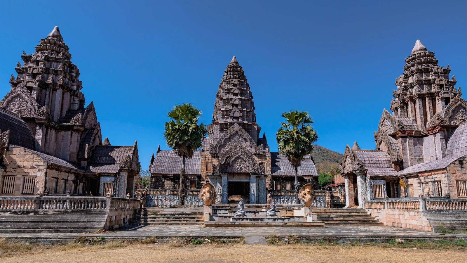 Historische Tempelanlagen auf einer Rundreise durch Thailand