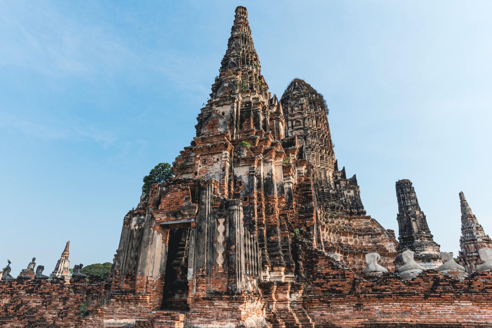 Wat Chaiwatthanaram mit historischen Tempeltürmen in Ayutthaya