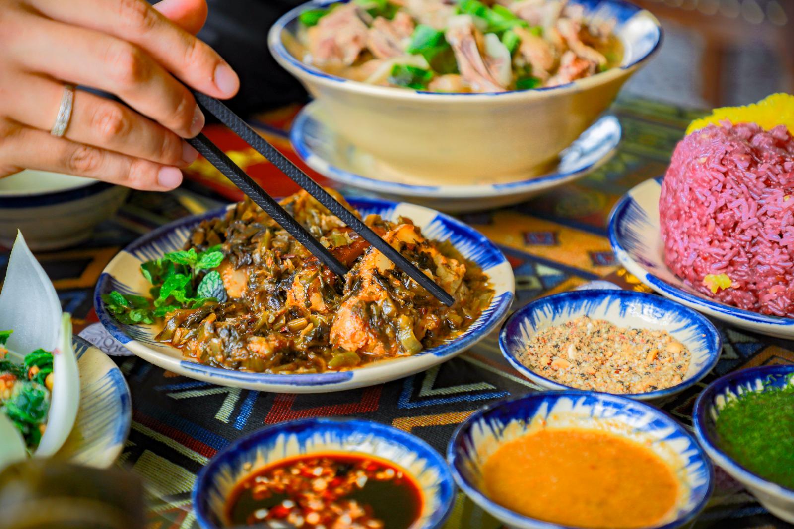 Entdecken Sie eine farbenfrohe Auswahl an authentischen asiatischen Gerichten mit vielfältigen Aromen und Zutaten.