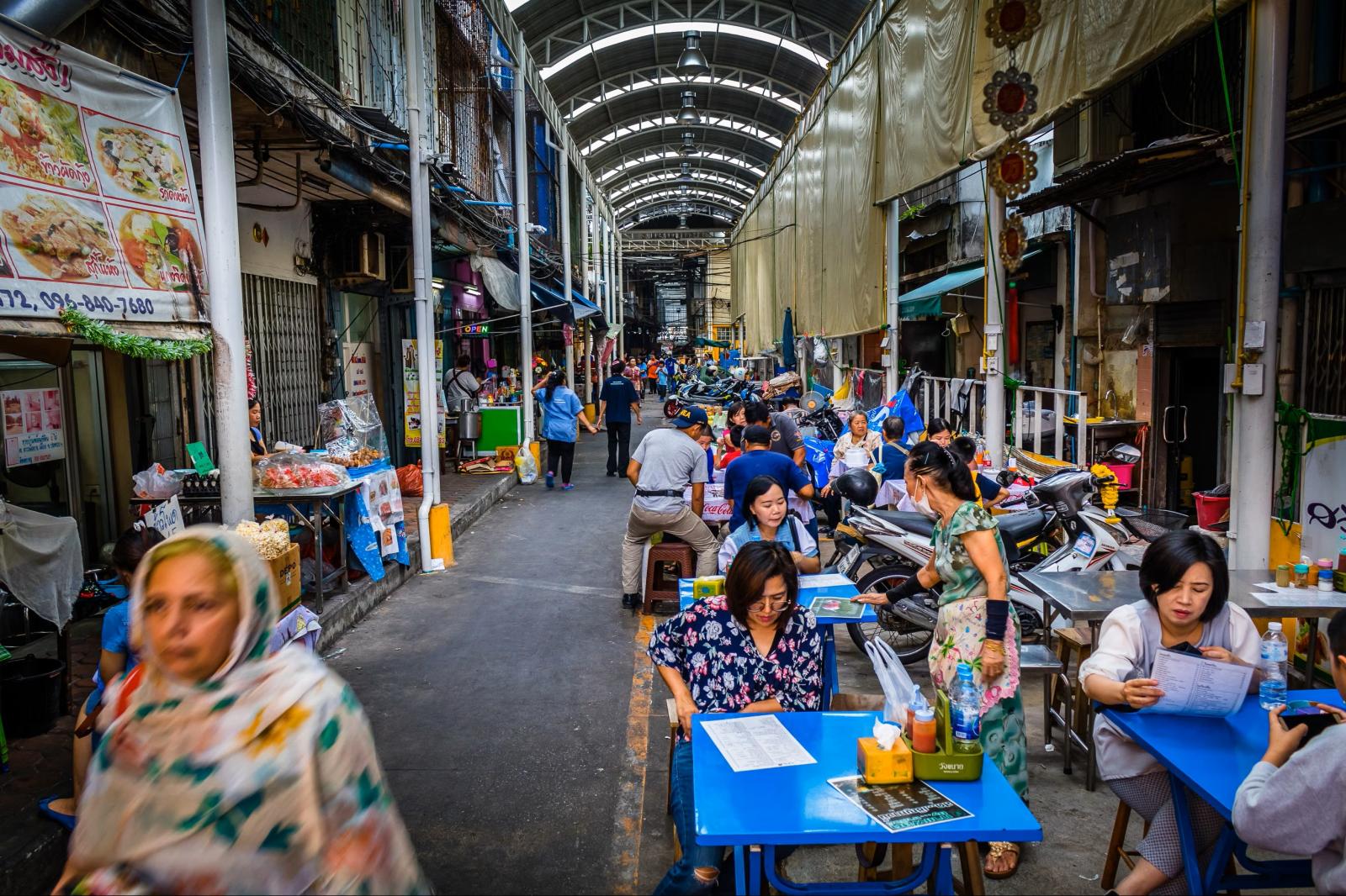 Nachtmarkt mit thailändischer Straßenküche in Chiang Mai