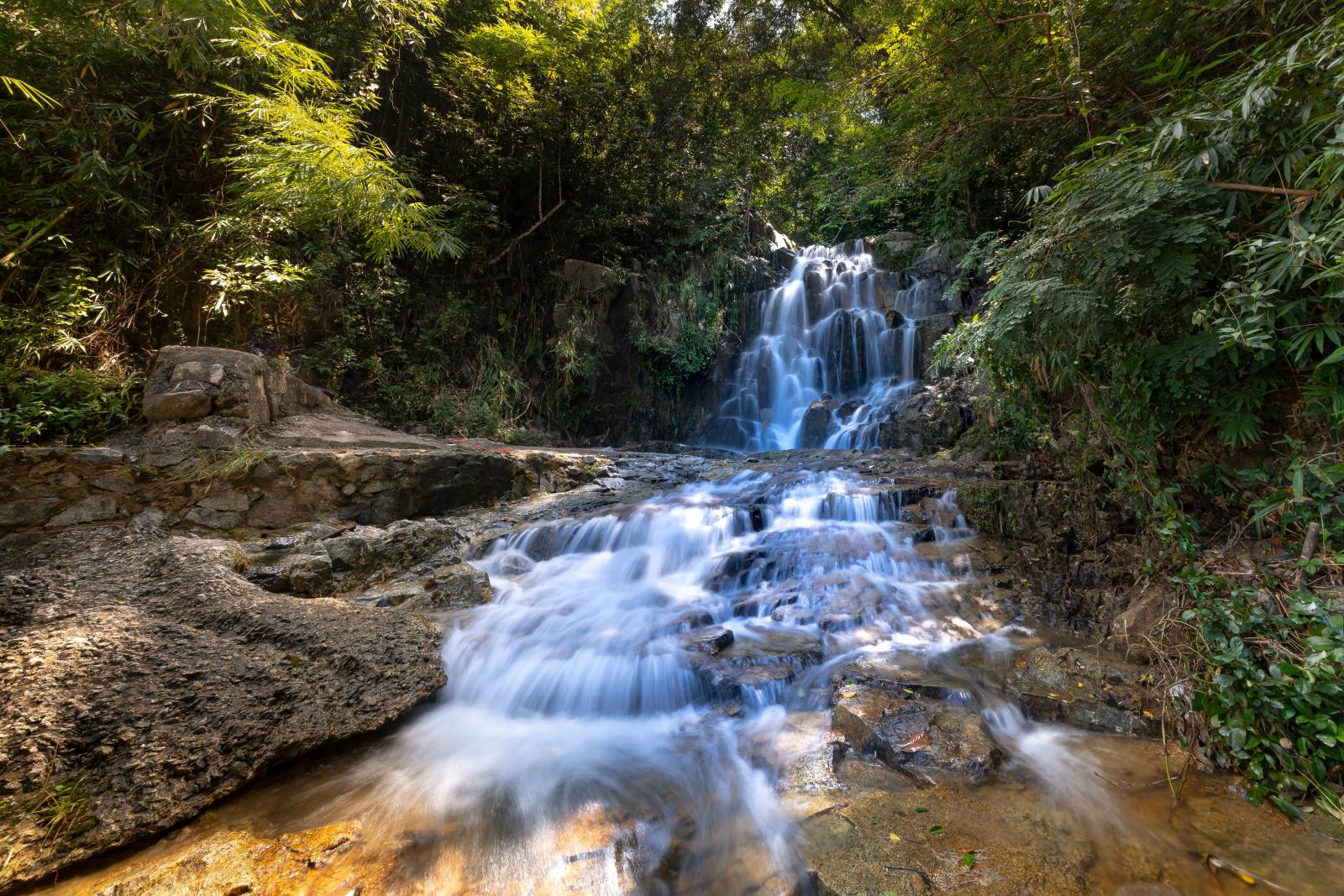 Tropischer Wasserfall im grünen Inselinneren von Koh Phangan