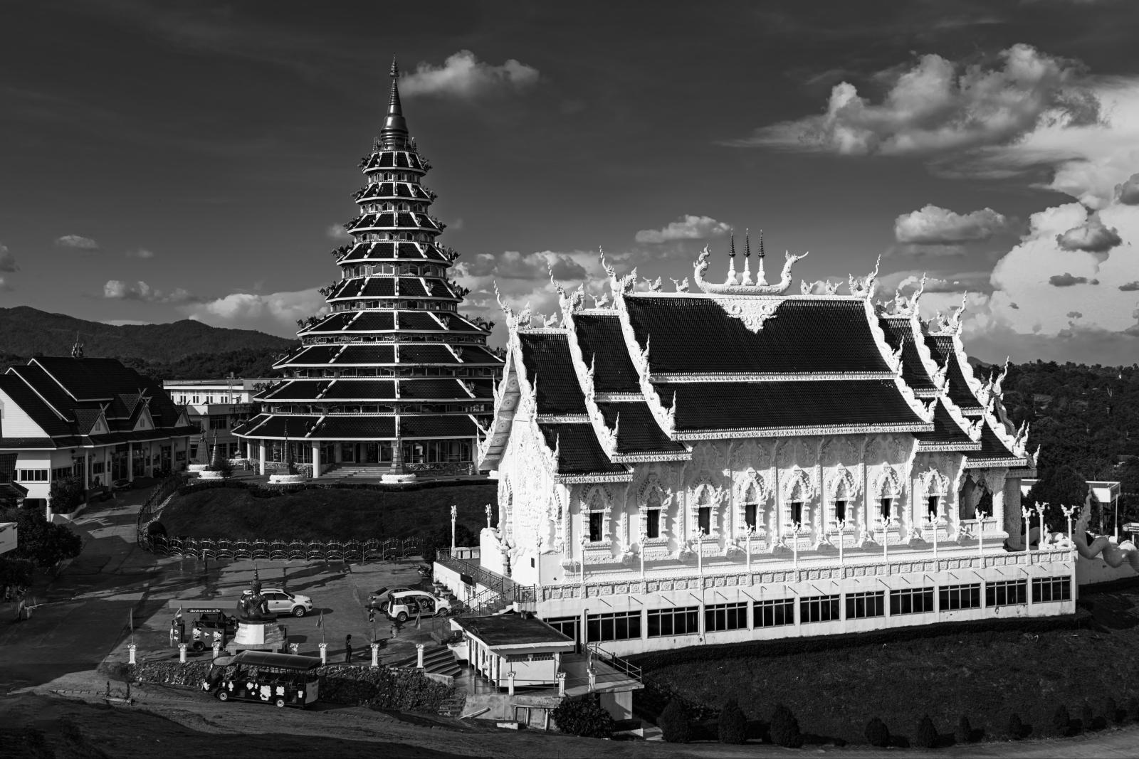 Tempel und grüne Berglandschaft in Chiang Rai im Norden Thailands