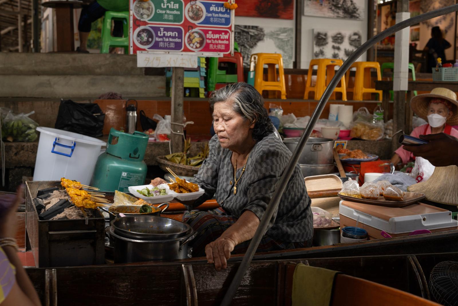 nachtmarkt in chiang rai mit thailändischem streetfood und kunsthandwerk