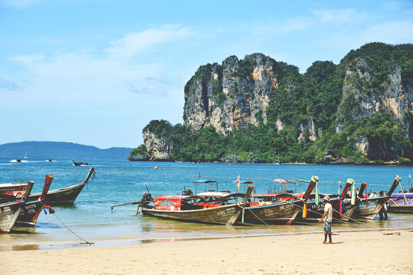Railay Beach in Krabi – Sandstrand und beeindruckende Felskulisse.