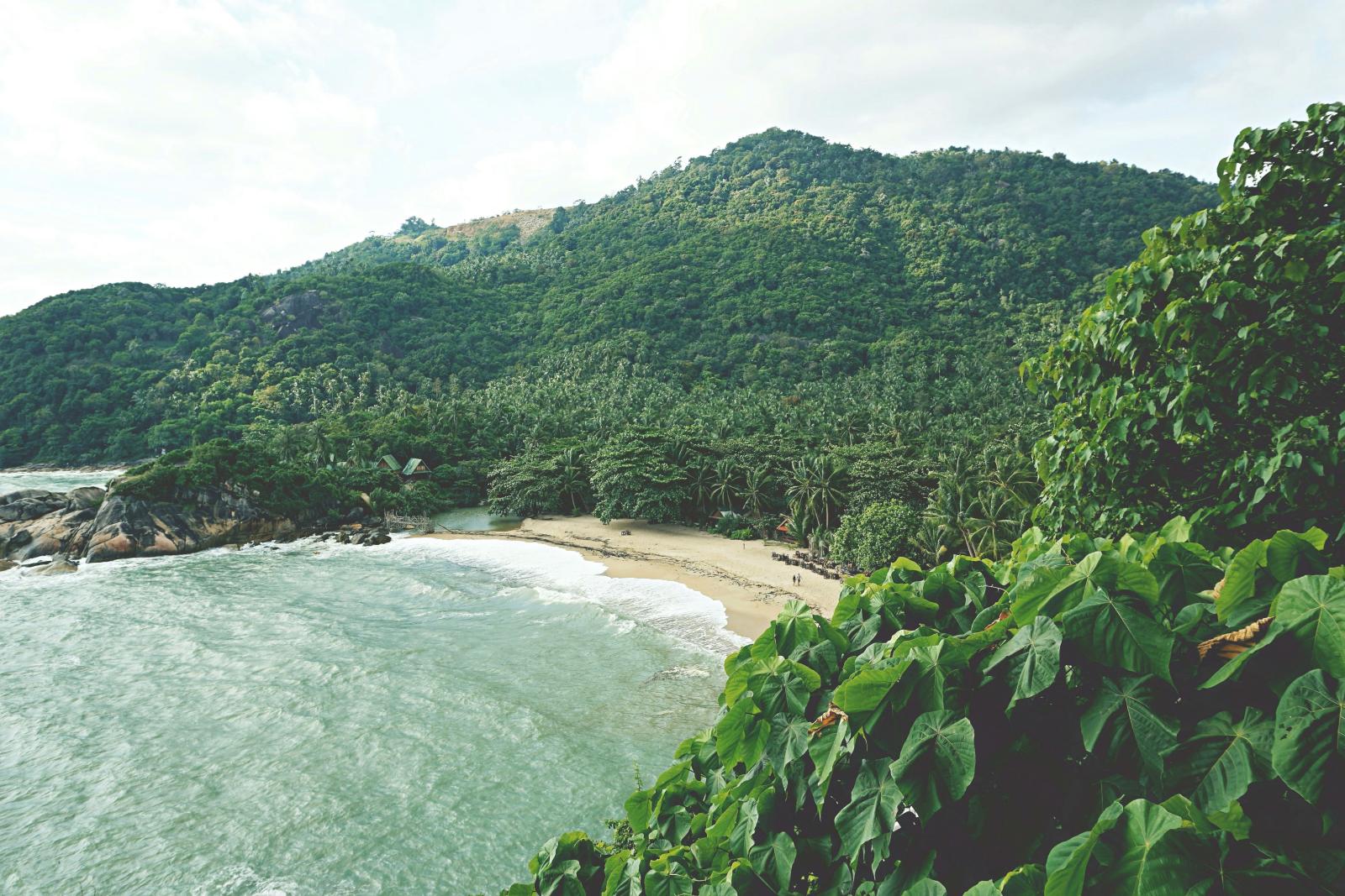 Tropische Küstenlandschaft auf Koh Phangan im Golf von Thailand