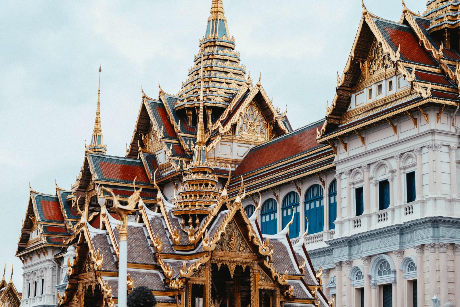 Sehenswürdigkeiten in Bangkok mit kunstvoller thailändischer Tempelarchitektur