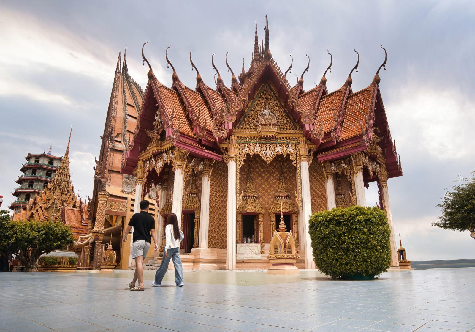 Respektvoller Besuch eines buddhistischen Tempels in Thailand