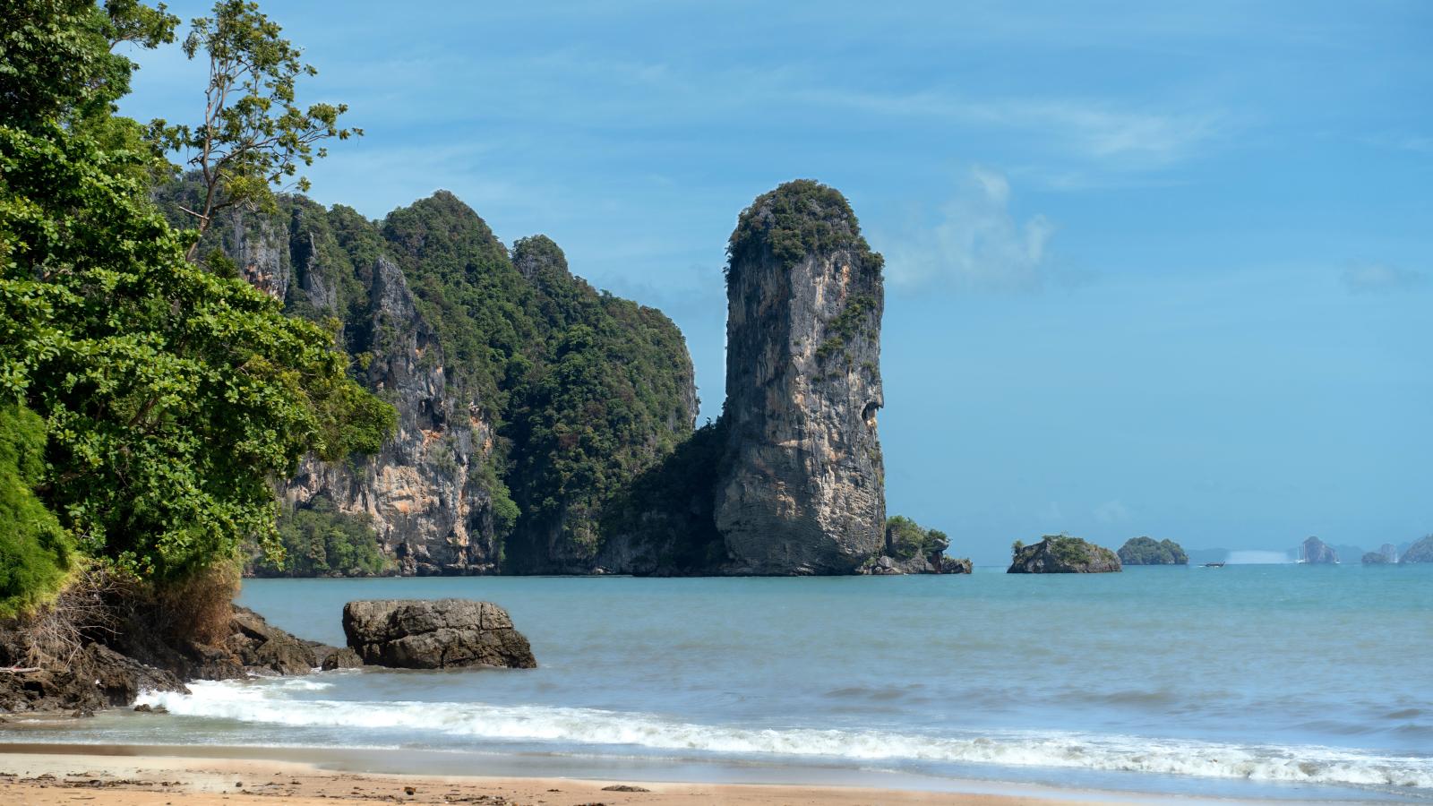 Krabi Urlaub – tropische Küste mit markanten Kalksteinfelsen in Thailand.