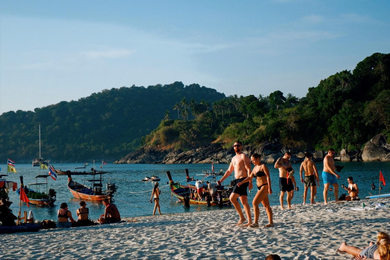 Tropischer Strand für einen Last-Minute-Urlaub in Thailand