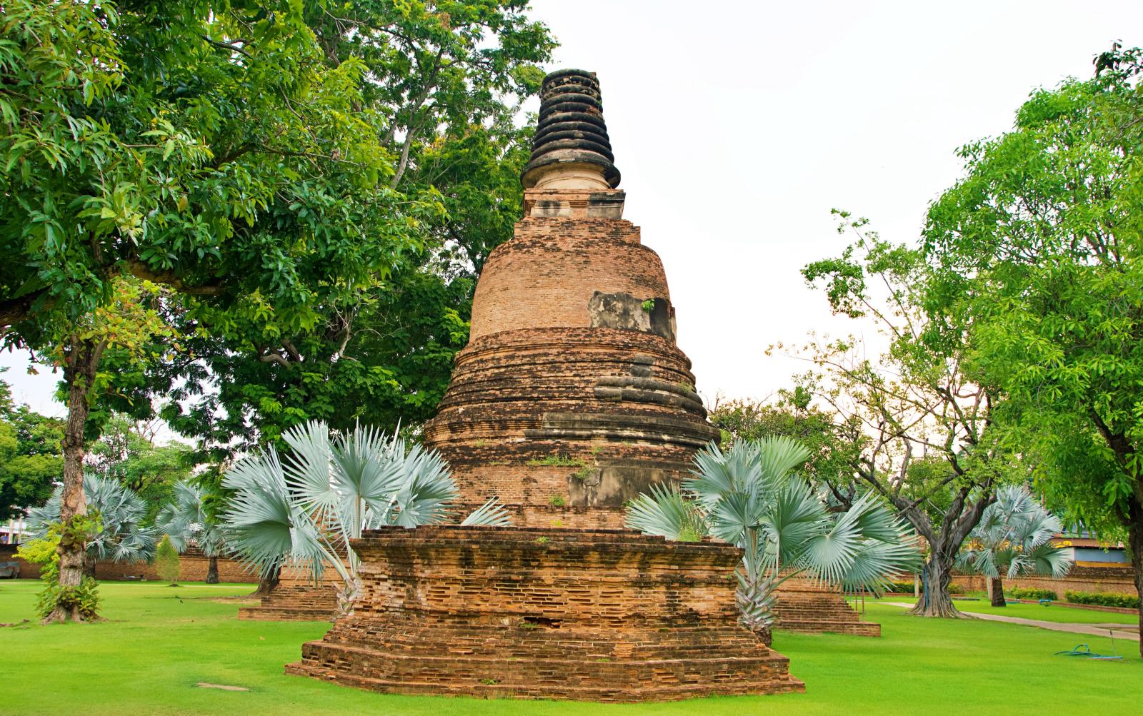 Historische Tempelanlage in Ayutthaya umgeben von tropischem Grün