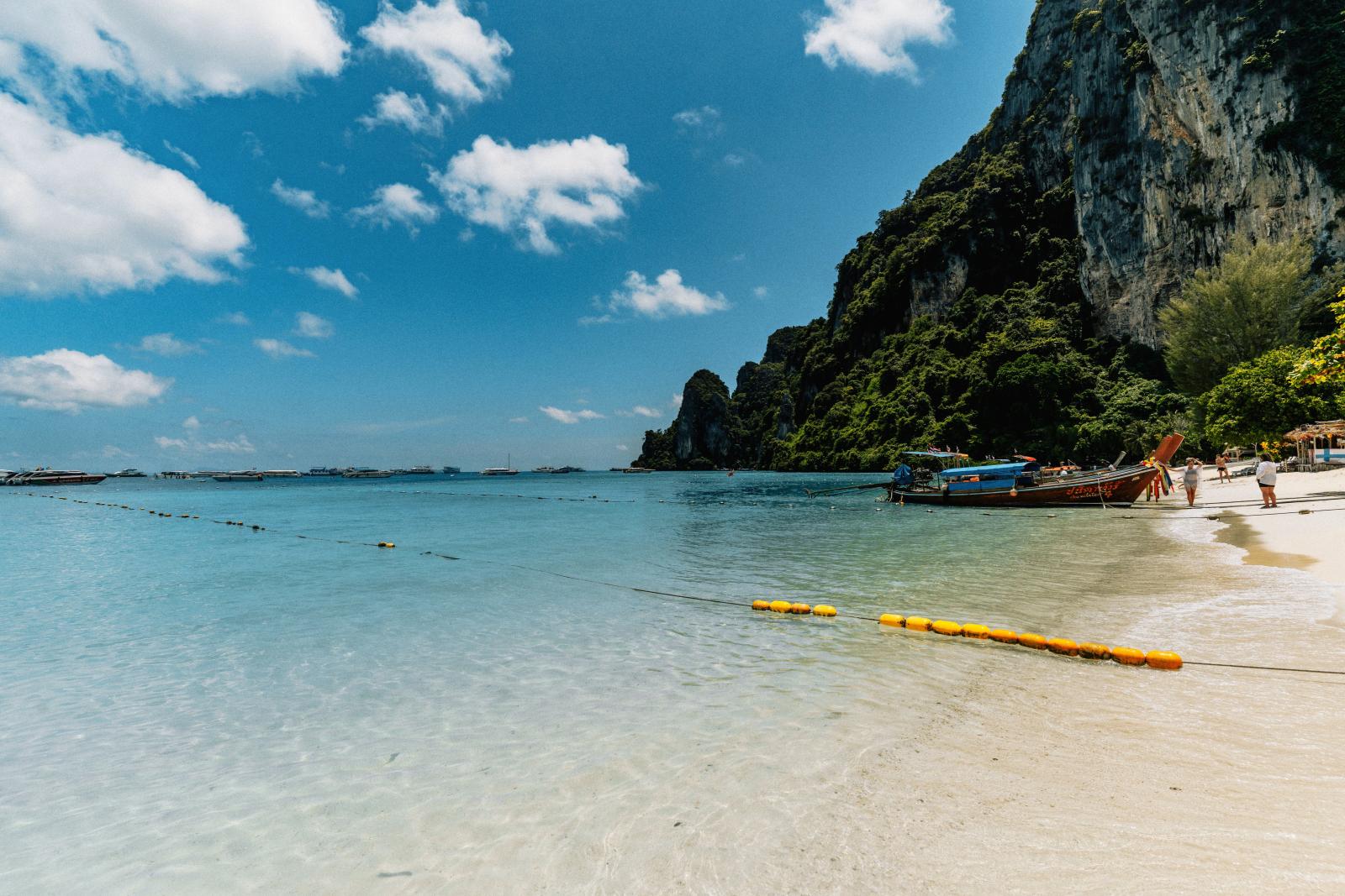 Thailand Strandurlaub – Inselküste mit Sandbuchten und tropischer Landschaft.