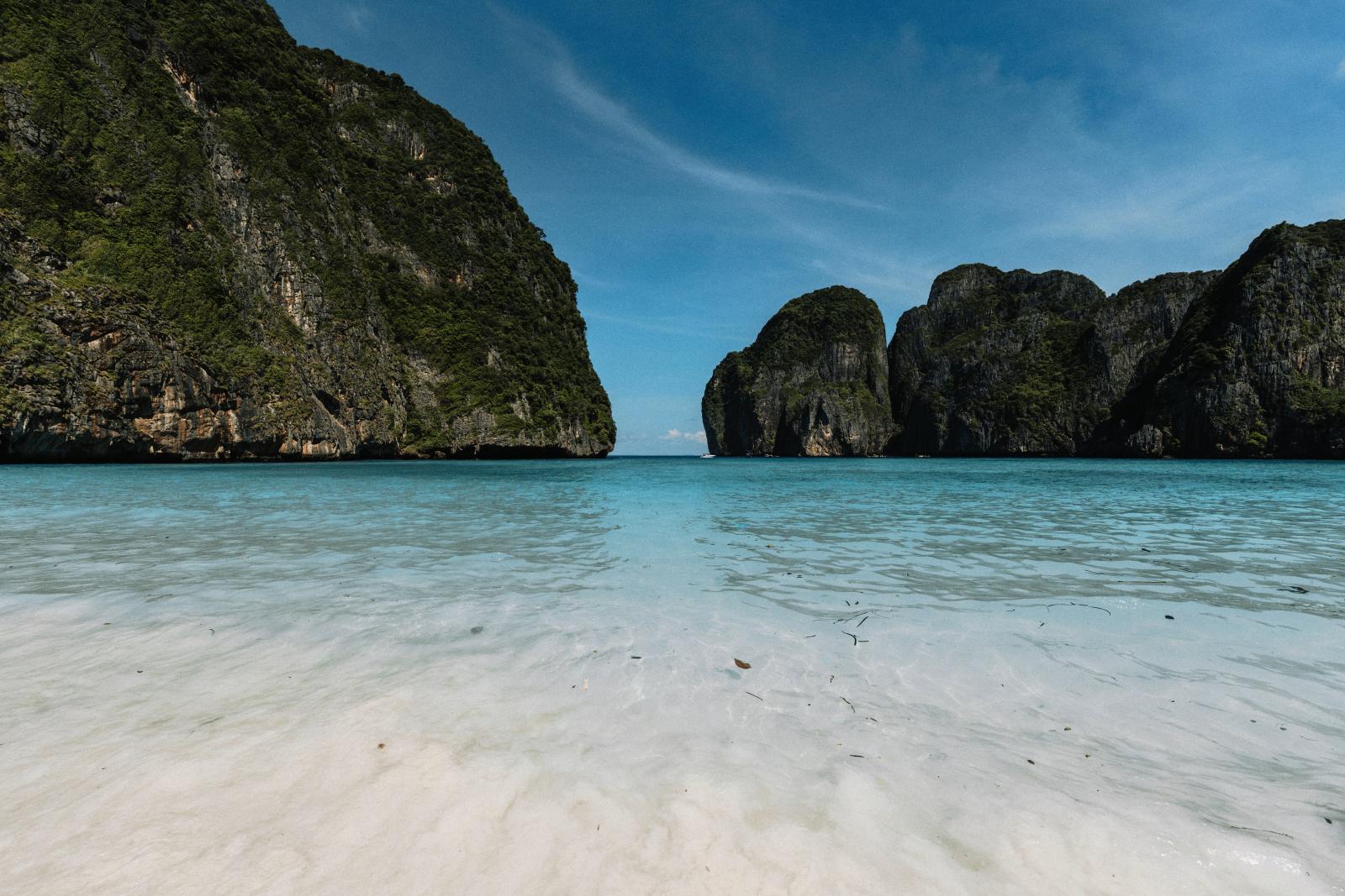 Traumstrand Maya Bay mit tropischer Felskulisse in Thailand