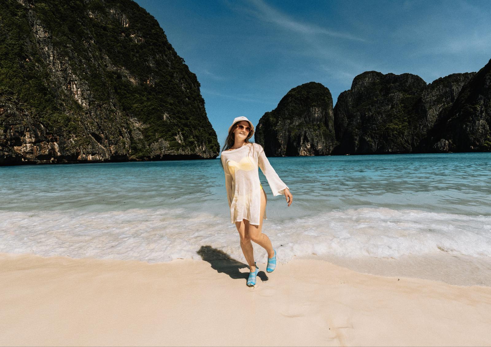 Maya Bay bei sonnigem Wetter mit türkisblauem Meer