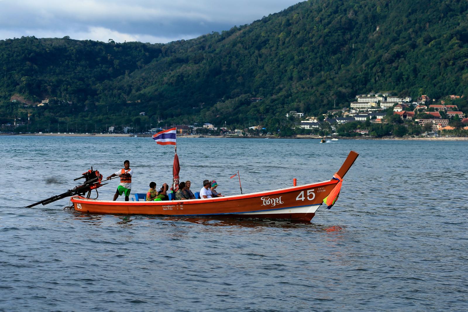  Thailand Inselurlaub – Bootsausflug vor einer tropischen Inselküste.