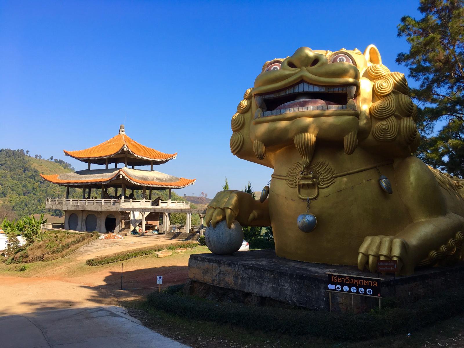 Tempel vor grüner Berglandschaft in der Region Chiang Rai