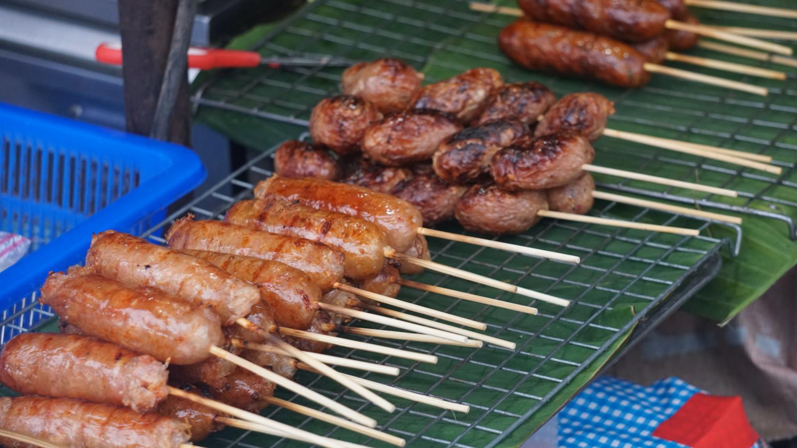 Thailändisches Streetfood auf einem Markt auf Koh Phangan