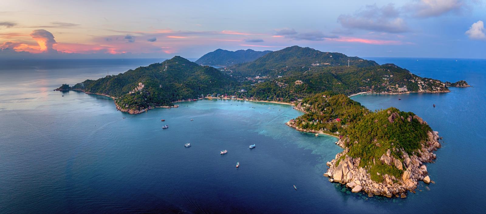 Tropische Küstenlandschaft mit türkisblauem Meer auf Koh Tao in Thailand