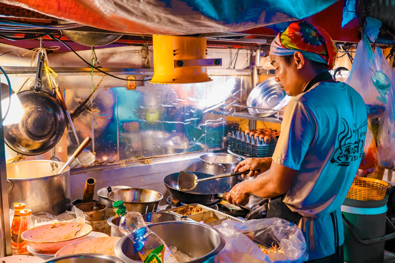 Frisch zubereitetes thailändisches Streetfood in Bangkok.