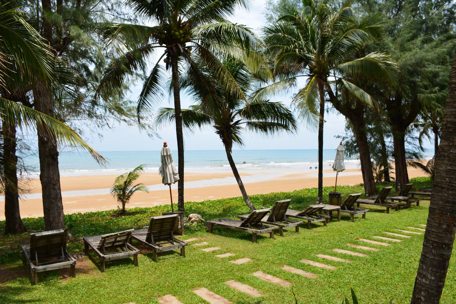 Thailand Badeurlaub – Strandhotel mit tropischer Gartenanlage und Meerblick.