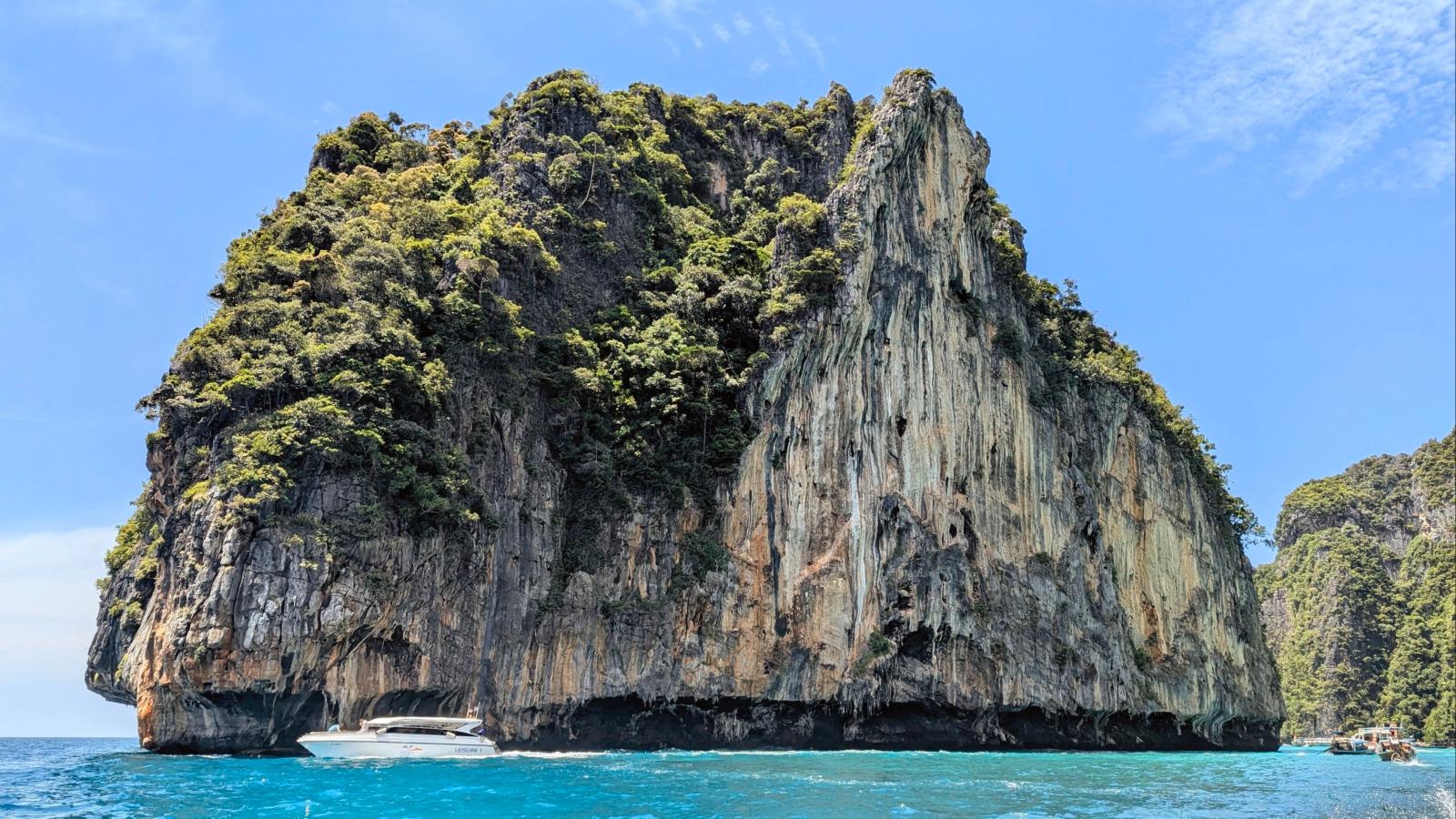 Beeindruckende Felslandschaft der Phi-Phi-Inseln in Thailand