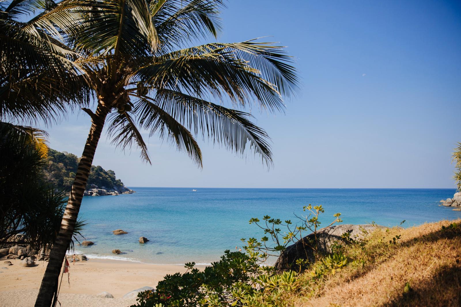 Phuket Urlaub – Sandstrand und klares Wasser an Thailands Küste.