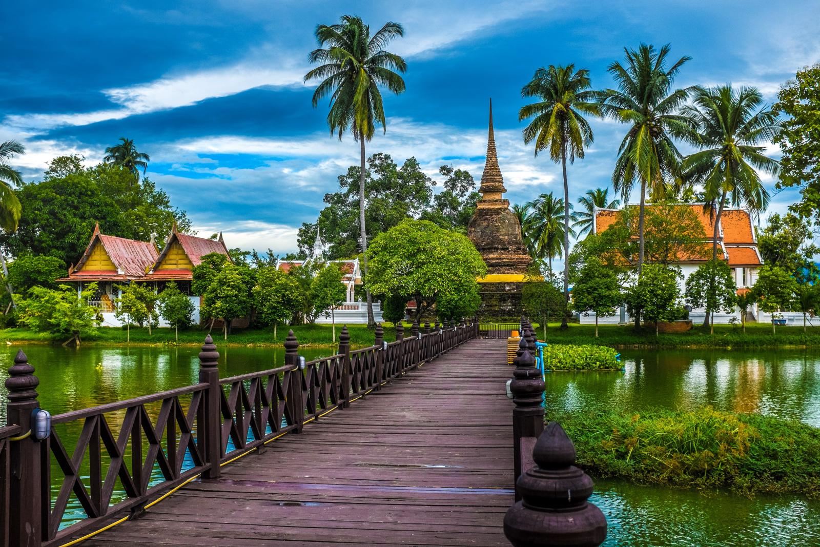 Thailändischer Tempel in einer grünen tropischen Landschaft