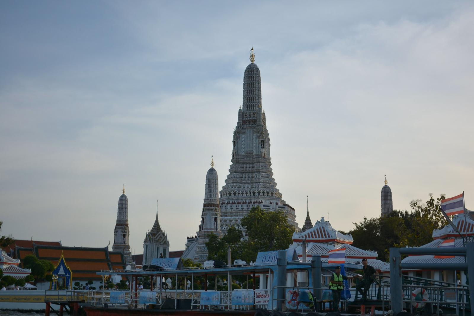 Malersicher Blick auf den Wat Arun Tempel in Bangkok, aufgenommen in der Dämmerung, der seine ikonische Architektur zeigt.