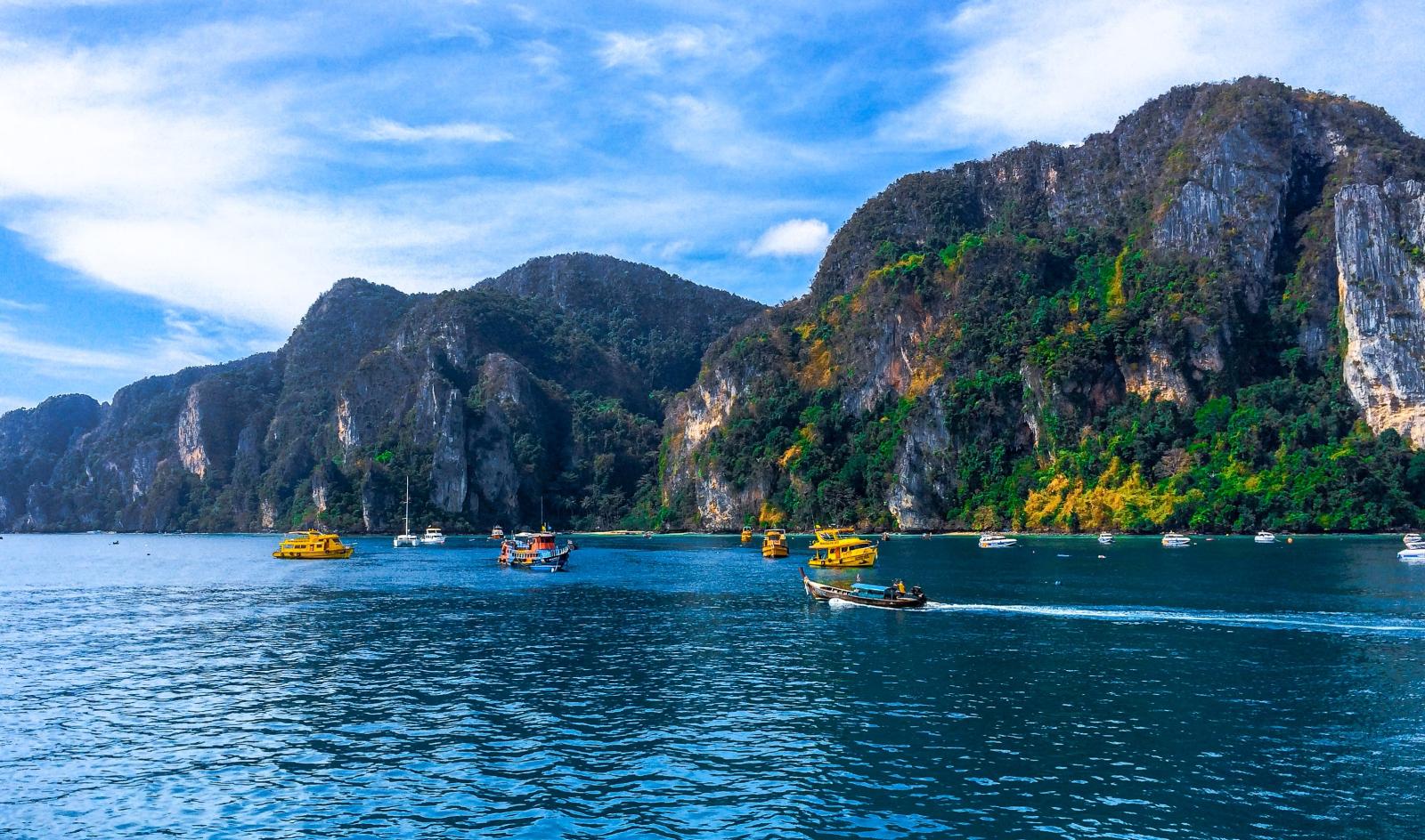 Panoramablick auf die tropische Inselwelt der Phi-Phi-Inseln in Thailand