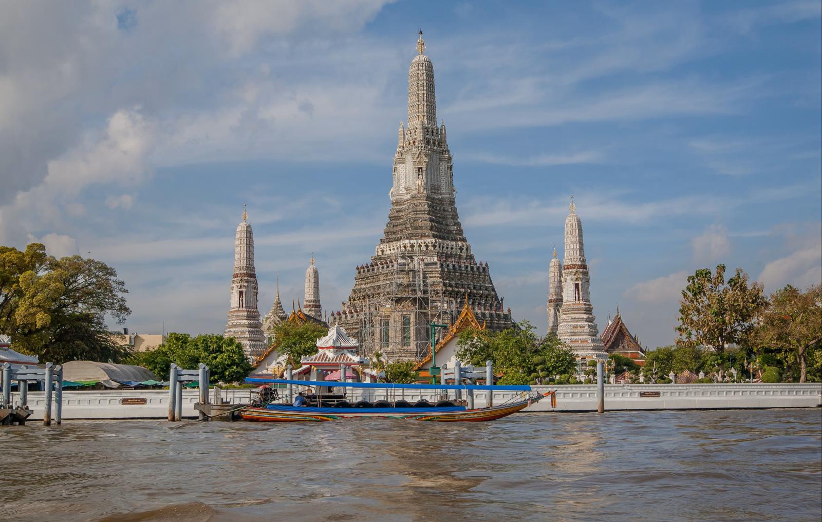  Wat Arun in Bangkok mit kunstvoll verziertem Prang am Flussufer