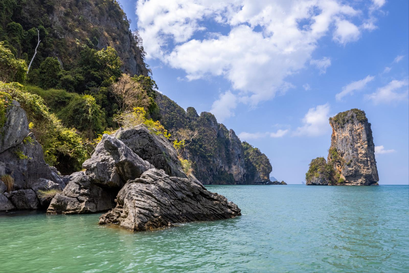 Spektakuläre Felslandschaft und türkisblaues Meer bei Krabi in Thailand