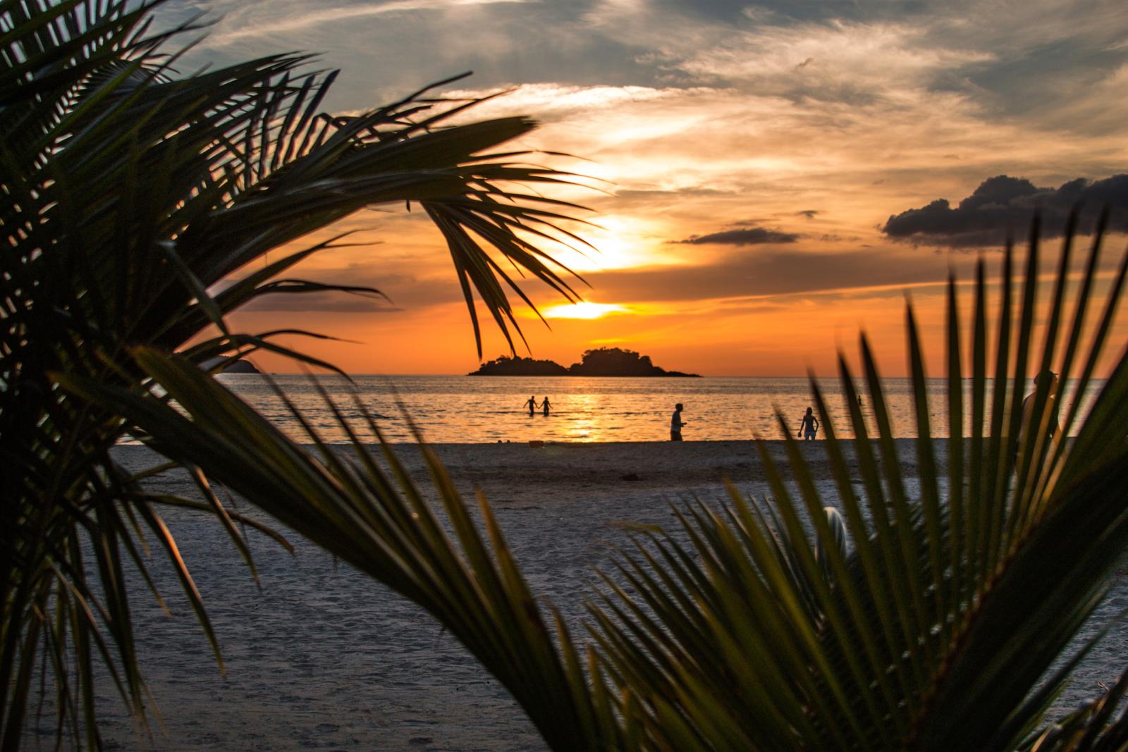 Sonnenuntergang an einem tropischen Strand in Thailand